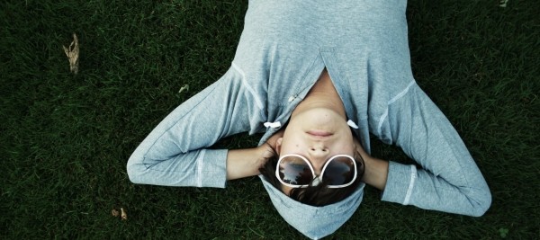 woman-in-sunglasses-lying-on-bed